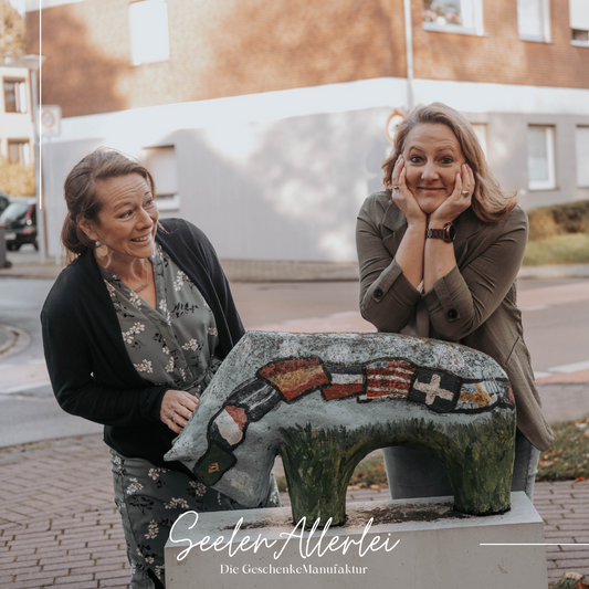 Marina Wesseler und Diana Göckener vor einer Ochsenstatue in Coesfeld an der Kleinen Viehstraße.