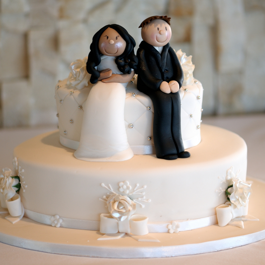 Hochzeitstorte mit zwei Figuren aus Marzipan