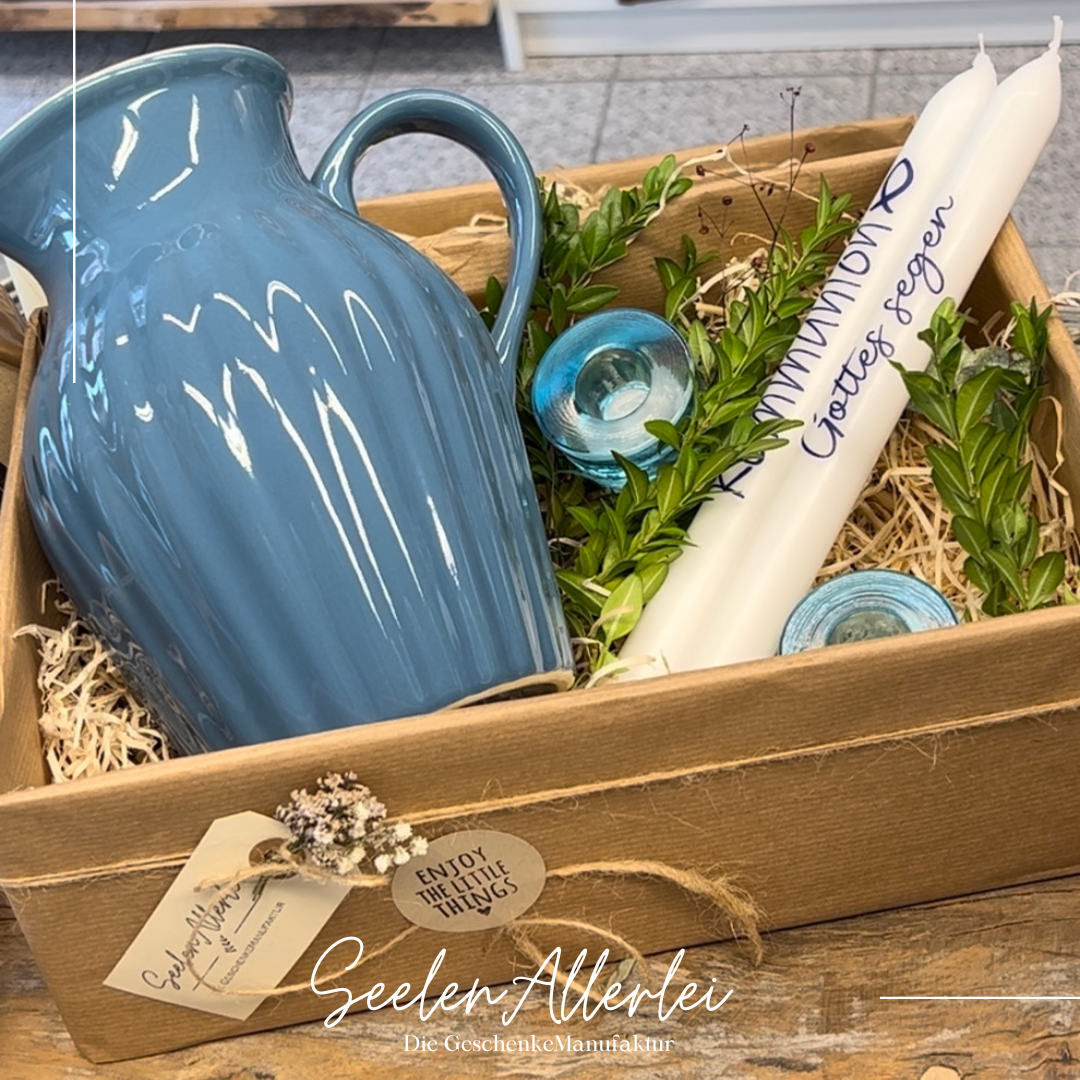 mynte kanne in cornflower liegt mit zwei Kerzenhalter und zwei Kerzen mit blauer Aufschrift in einer Geschenkschachtel für die beste Tischdekoration zur Kommunion