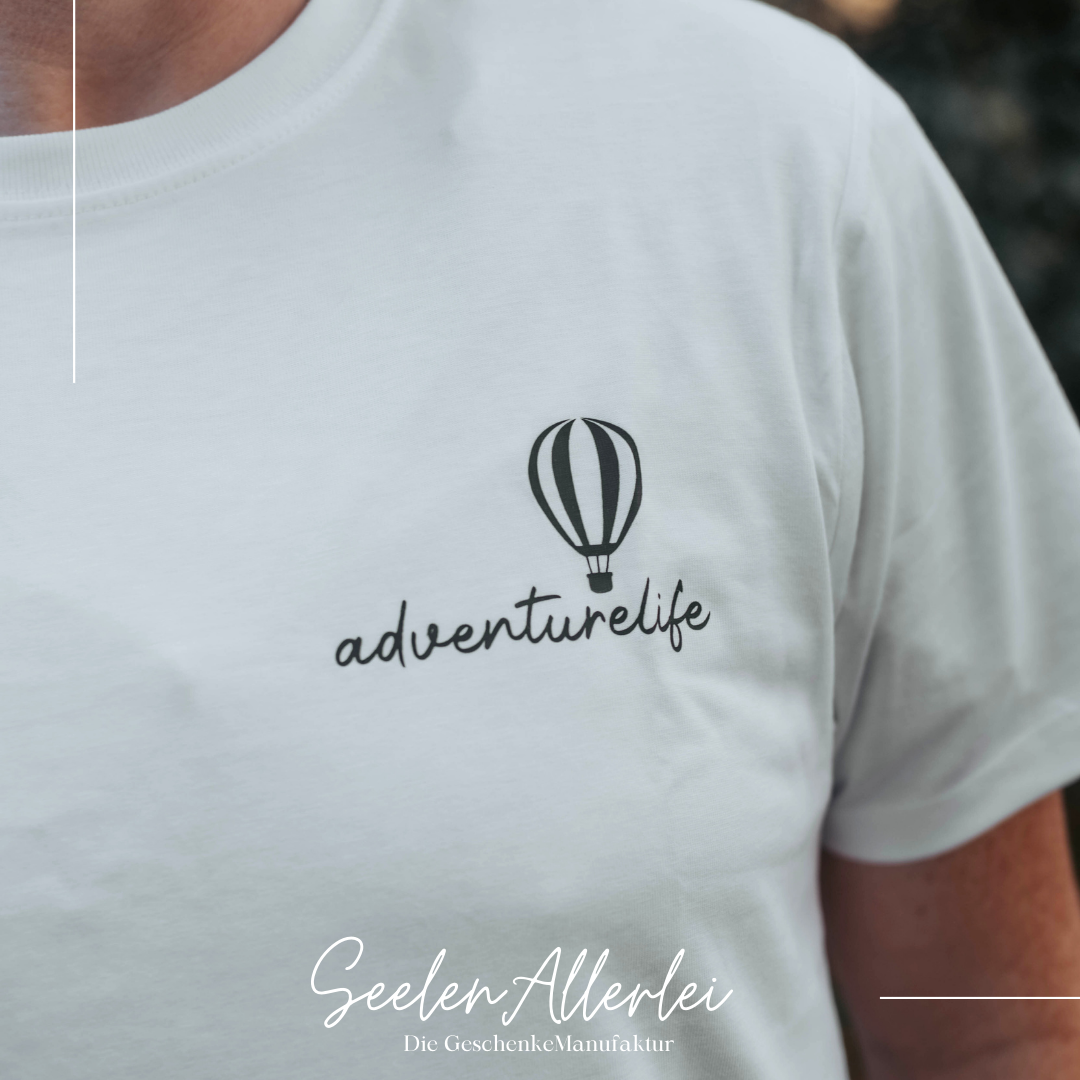 Detailaufnahme adventurelife aufdruck mit Heißluftballon auf weißem Shirt