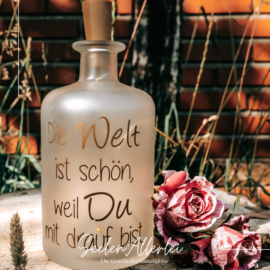 Die Welt ist schön weil Du mit drauf bist Spruch auf der Flasche mit Lichterkette als Geschenk für Kinder