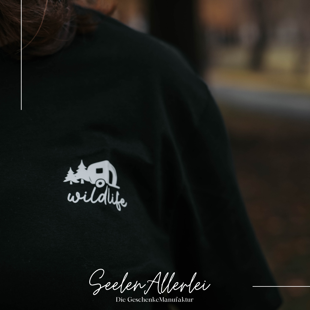 Wildlife mit dem Wohnwagen aufdruck auf dem Shirt in Detailaufnahme