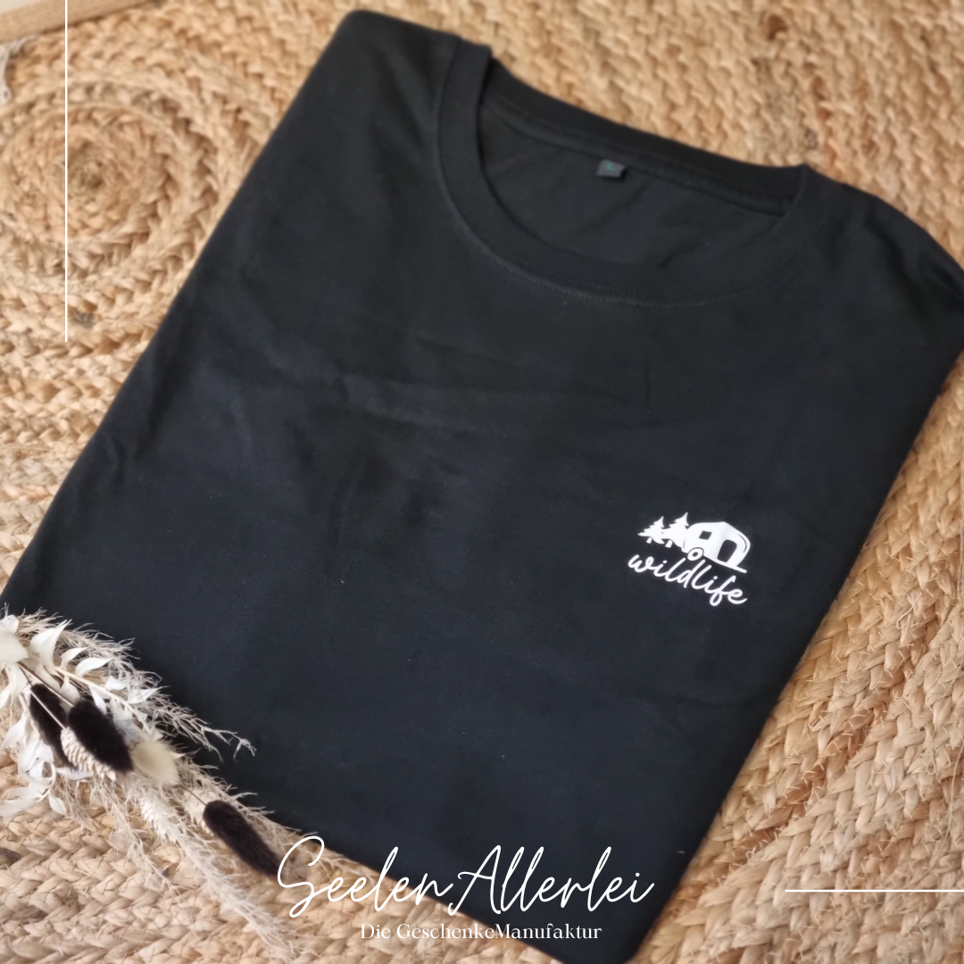 Wildlife mit Wohnwagen auf schwarzem Shirt mit weißem Aufdruck