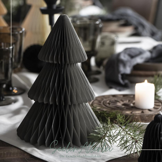 Tannenbaum aus Papier zum Aufstellen - mit Magnetverschluss - steht auf einem gedeckten Tisch