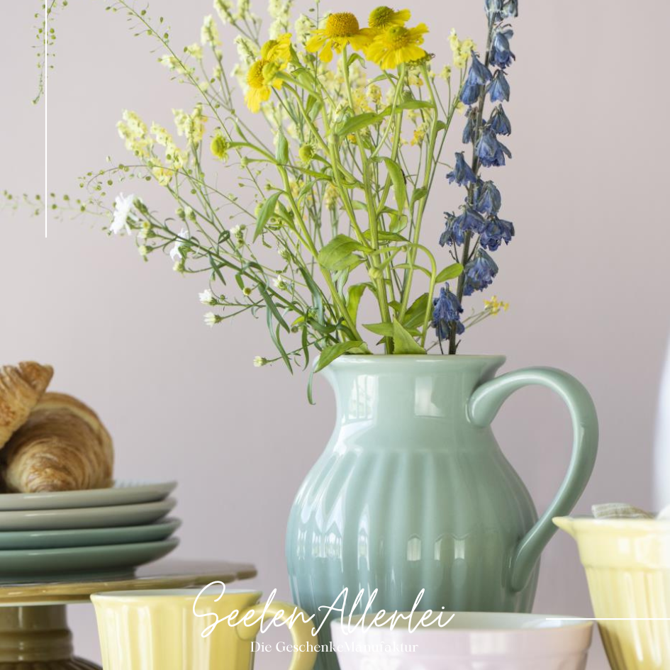 Beispielbild für eine Tischdekoration mit der Kanne von iblaursen als Vase mit einem frühlingsblumenstrauß
