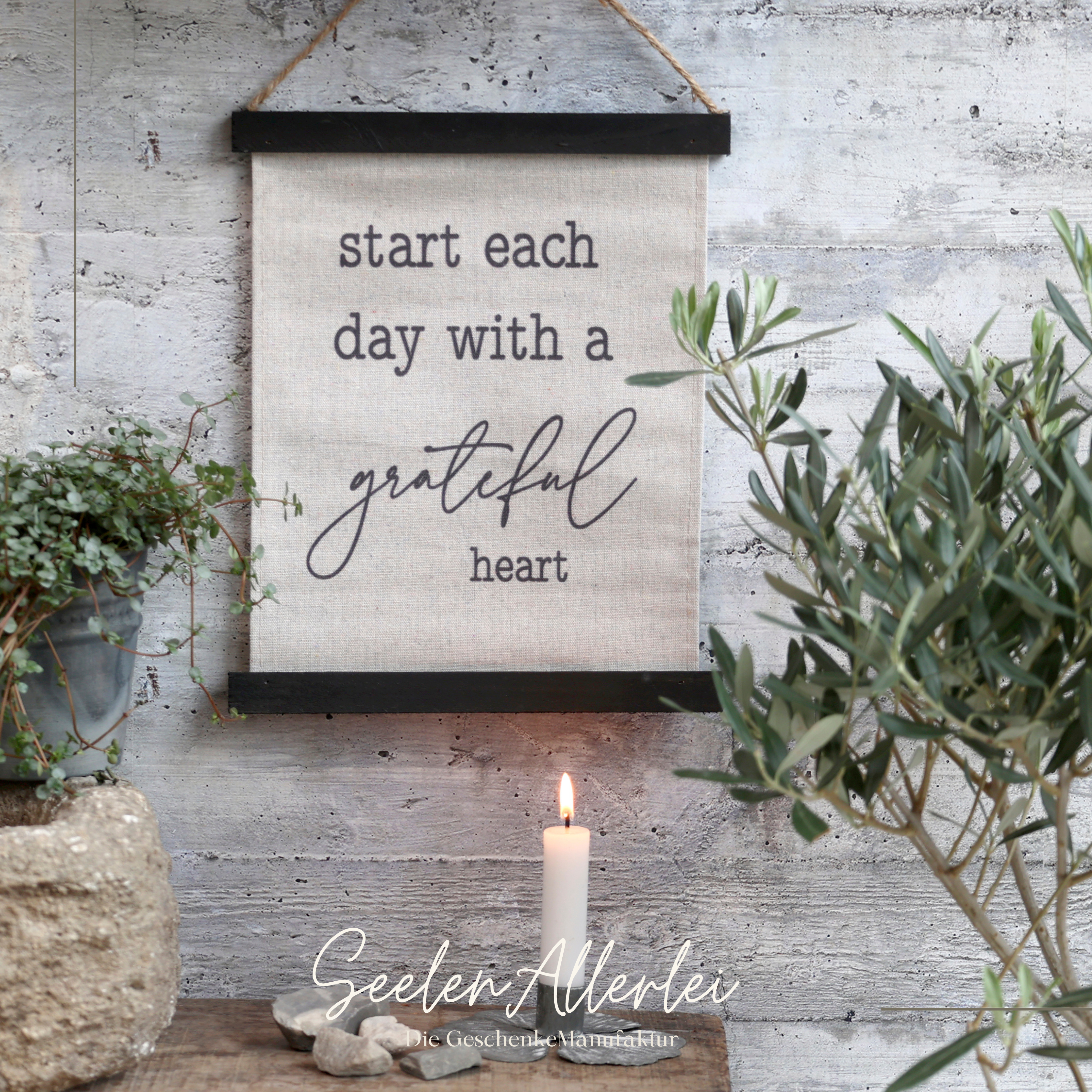 Canvas Schild Poster aus Baumwolle an einer Holzaufhängung mit dem Spruch Start each day with a greateful heart