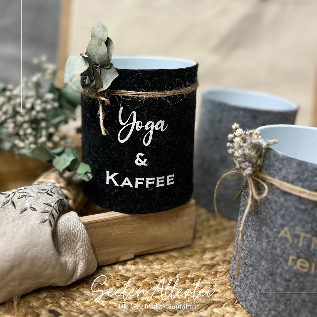 yoga und Kaffee steht auf einer utensilo dose